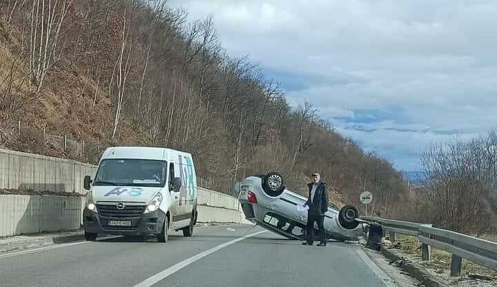 Saobraćajna nesreća na magistralnom putu, automobil završio na krovu