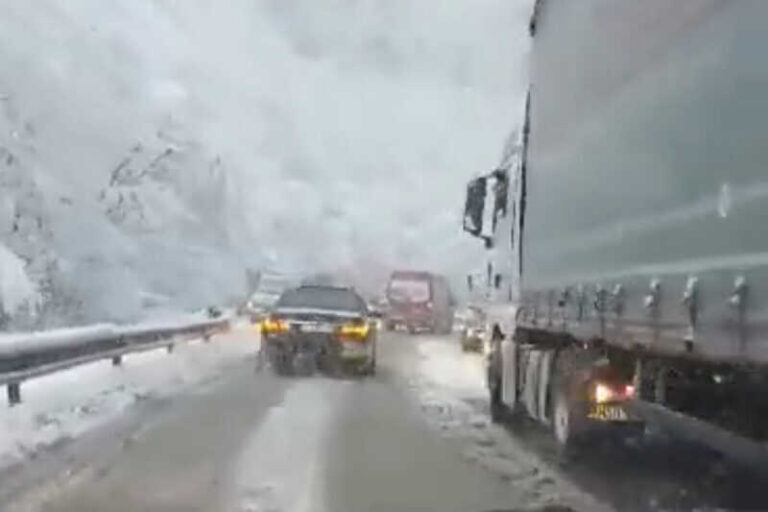 Snijeg pravi probleme vozačima: Kamioni zapeli u snijegu, zastoj na Karauli