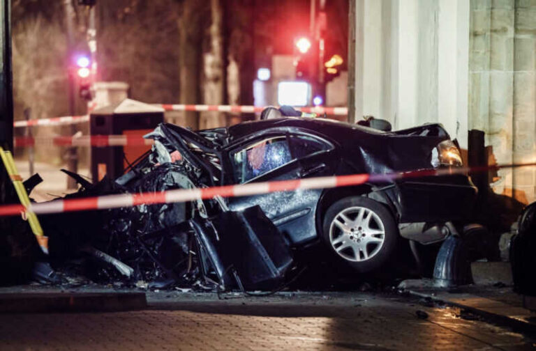 “Mercedesom” se zabio u najpoznatiji berlinski spomenik, poginuo na mjestu nesreće