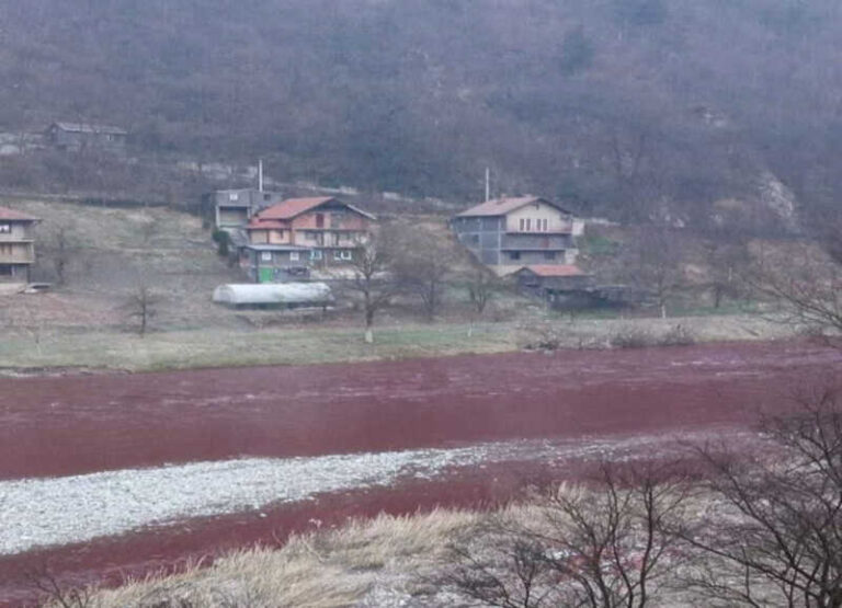 Zašto je crvena rijeka Bosna u Zenici?