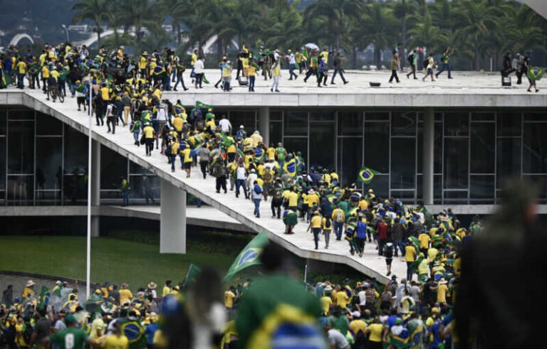Dramatično u Brazilu: Hiljade Bolsonarovih pristalica upale u tri državne institucije