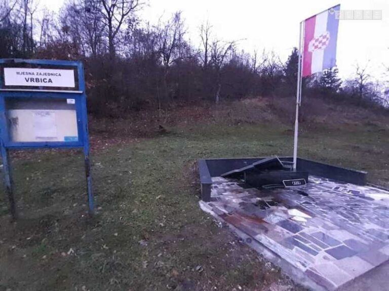 U Žepču srušeno Spomen- obilježje poginulim pripadnicima HVO-a