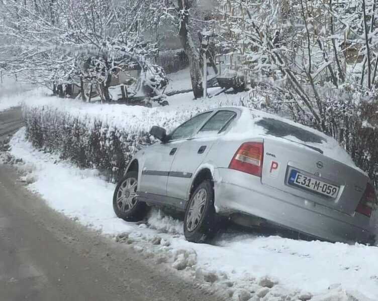 OPREZ VOZAČI: Automobil sletio s ceste