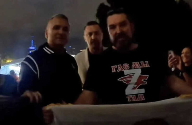 Đokovićev otac snimljen s navijačima koji drže proruske zastave na Australian Openu