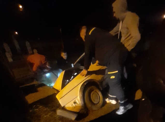 Teška nesreća u BiH, Golf 2 završio u kanalu, vozaču pomagali mještani