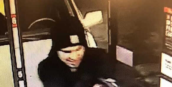 Ubio tri osobe, majka ga moli da se preda