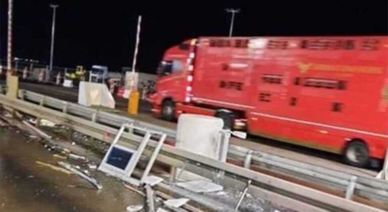 Kamiondžija zaspao za volanom pa udario u kućicu za naplatu putarine