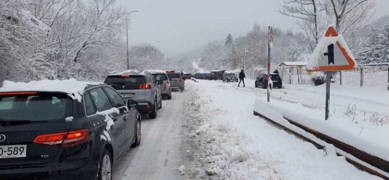 KOLAPS: Ljudi se vraćaju sa bh. planine i stavljaju lance