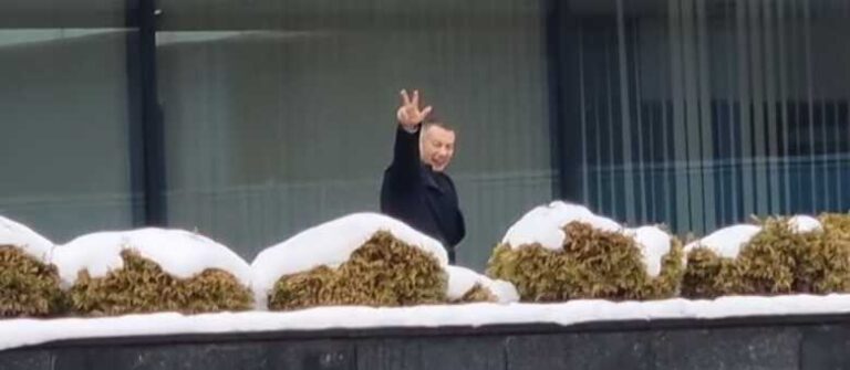 Usvojena deklaracija kojom se osuđuje dizanje tri prsta