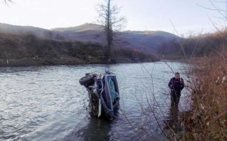 Policajci spasili ženu koja je vozilom sletjela u rijeku