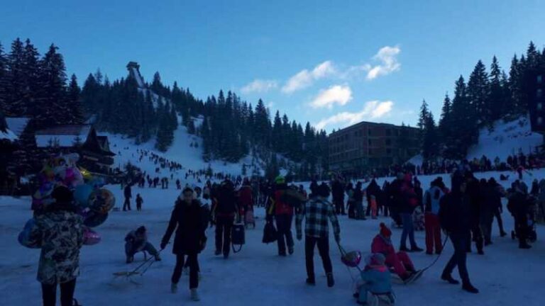 Sve krcato turistima: Građani na Vlašiću uživaju u snijegu