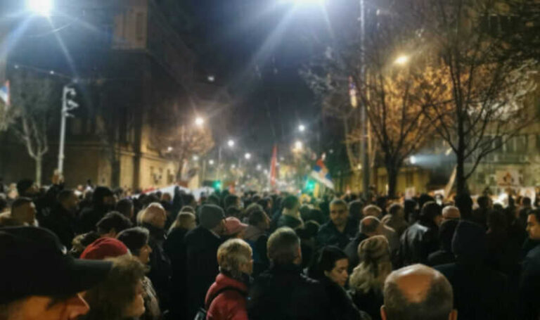 Desničari probili zaštitnu ogradu ispred Predsjedništva Srbije. Prijete i Vučiću