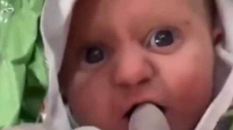 Izvadio bebu iz ruševina, ona počela da sisa njegov prst (VIDEO)