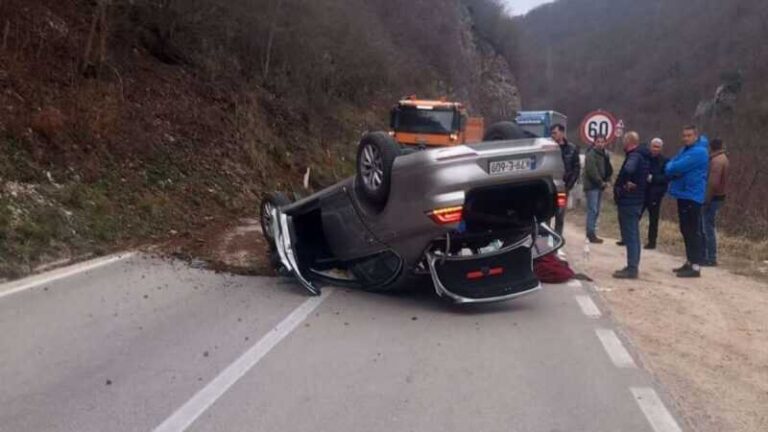 Teška saobraćajna nesreća u BiH: Automobil na krovu, jedna osoba povrijeđena