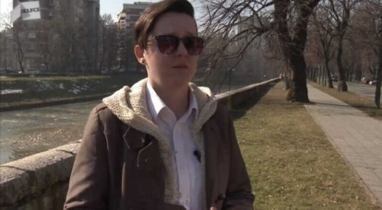 “Mladi kod nas rade uglavnom kao konobari i kažu:”Plata mi je 1.200 maraka, a imam i bakšiš”. I ja sam radila u kancelariji, bila zatvorena, jer sam morala, ali to nisam radila iz ljubavi”