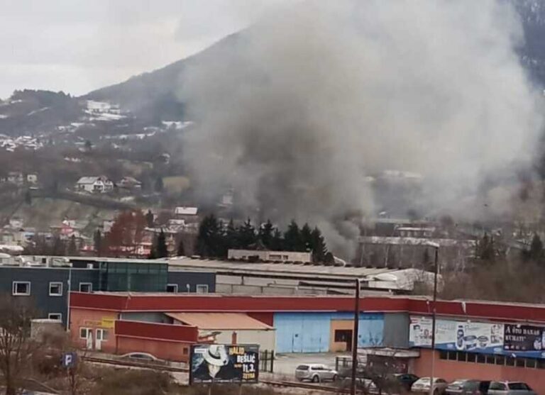 Zenica: Istresao pepeo ispred kuće, planuo pomoćni objekat (FOTO)
