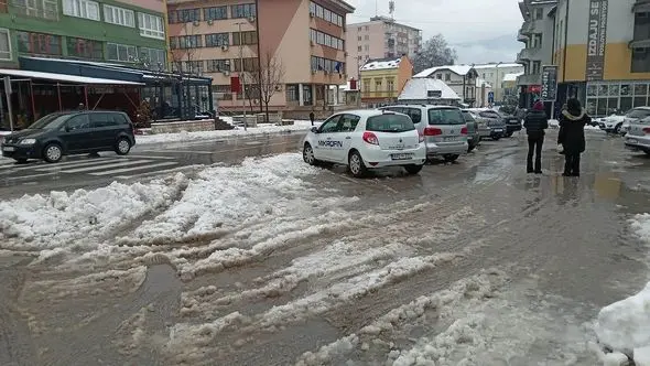 Problemi sa snijegom: Učenici danas ostali kući