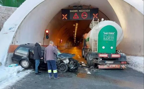 Udes na autoputu A1: Zatvorena desna cijev tunela Vis