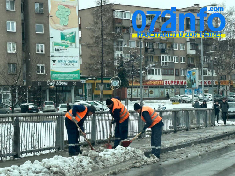 Vrijedni radnici “ALBE” od jutros čiste snijeg sa trotoara (FOTO)