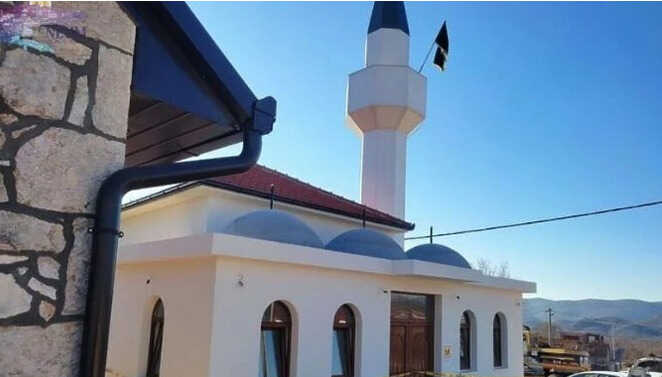 Općinske vlasti u Neumu zapečatile džamiju na koju je jučer postavljena munara