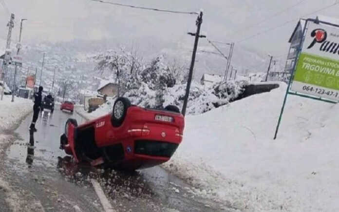 Automobil auto-škole se prevrnuo na krov