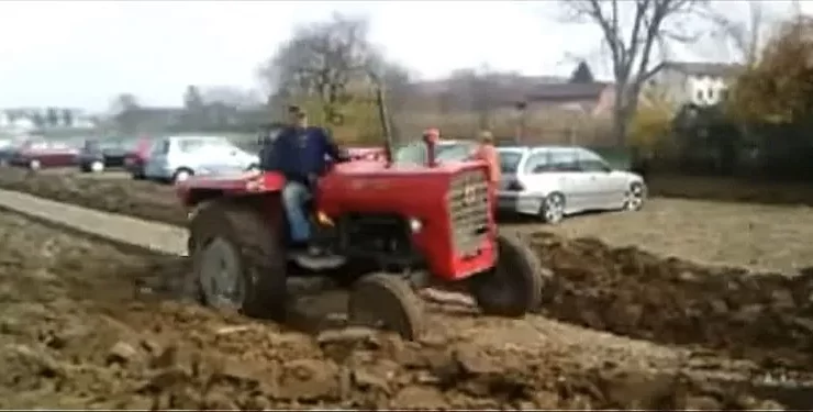 Vozači uporno koristili njegovu njivu kao parking, a onda mu je ‘prekipjelo’; Uzeo je traktor i preorao sve oko njih