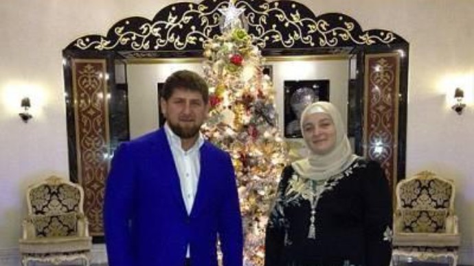 <strong>Ovo je supruga Ramzana Kadirova koja mu je rodila 12-ero djece: Putin ju je lično odlikovao. 2018. je zaradila svega 60-tak hiljada rubalja</strong>