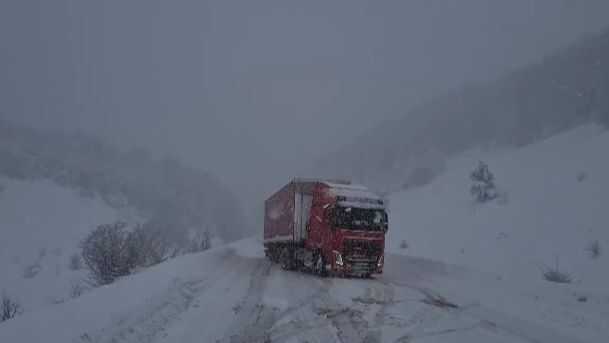 Borba vozača kamiona s poledicom i snijegom u BiH
