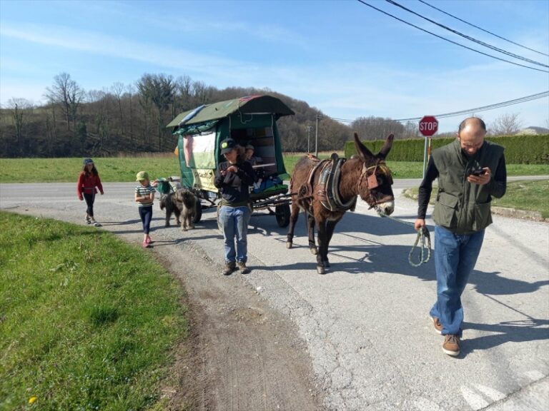 Porodica Jusufa Nedžmedina iz Francuske u Palestinu putuje pješice, prenoćili kod Velike Kladuše