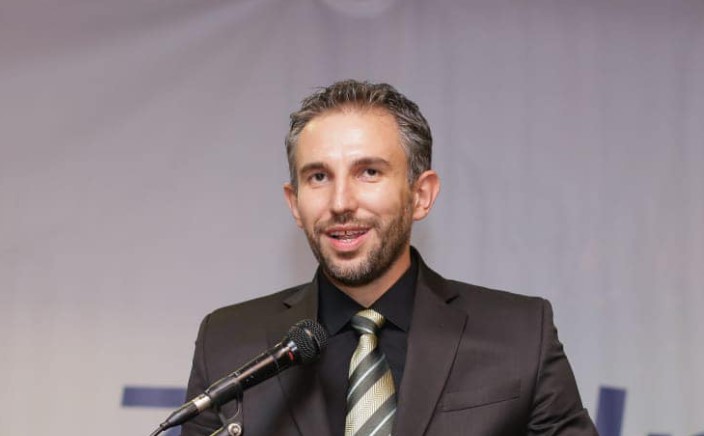 Za razliku od kadrova koje su podržali SDP i tzv. Trojka, Kljako nikada nije optužen niti osuđen, nije islamofob i ne povezuje se s Dodikom niti kriminalnim miljeom