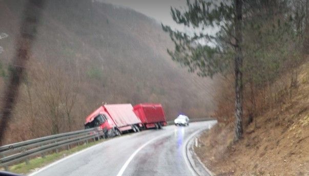 Nesreća u BiH: Kamion sletio s ceste, stvorile se gužve