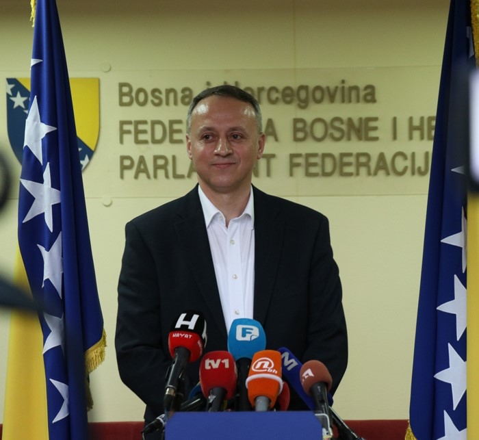 Opasne poruke SDA-ovog zastupnika: Građanima ostaje da se organizuju kao 90-ih