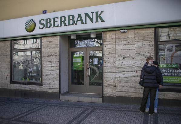 Najveća ruska banka trpi posljedice zapadnih sankcija, zabilježen pad profita od blizu 80 posto