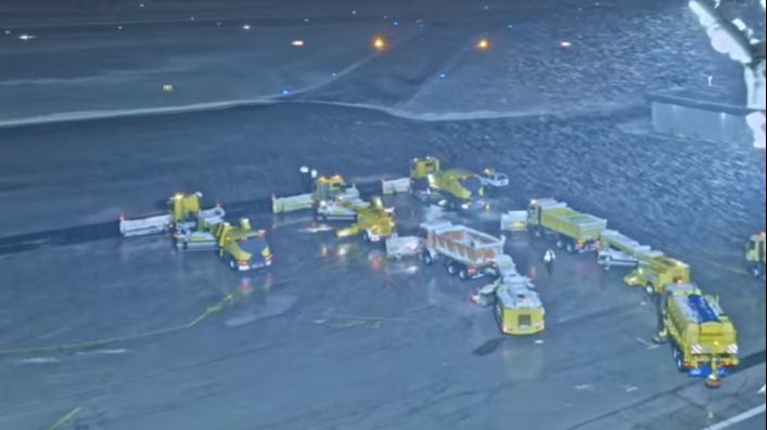 Ovako se čisti snijeg s piste sarajevskog aerodroma
