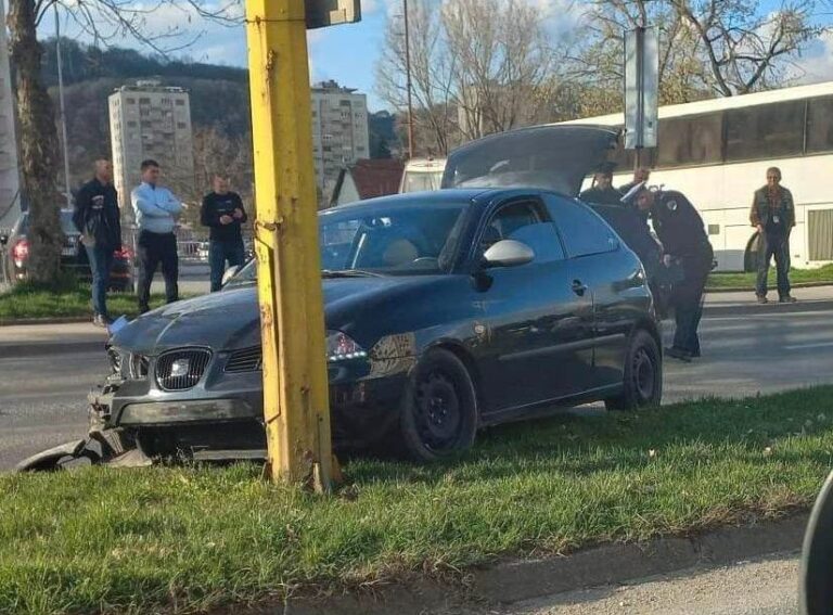 Saobraćajna nesreća: Učestvovala dva vozila, jedna osoba povrijeđena