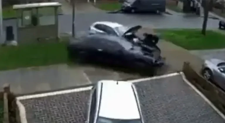 UŽAS: Auto pokosio ženu ispred kuće