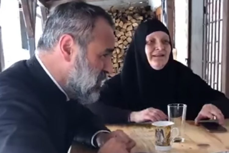 PRAVI SEVDALIJA: Pravoslavni sveštenik zapjevao sevdalinku, pa pokazao šta je merak