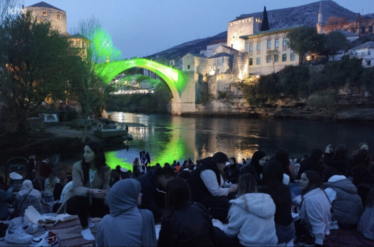 Iftar ispod Starog mosta u Mostaru okupio rekordan broj postača