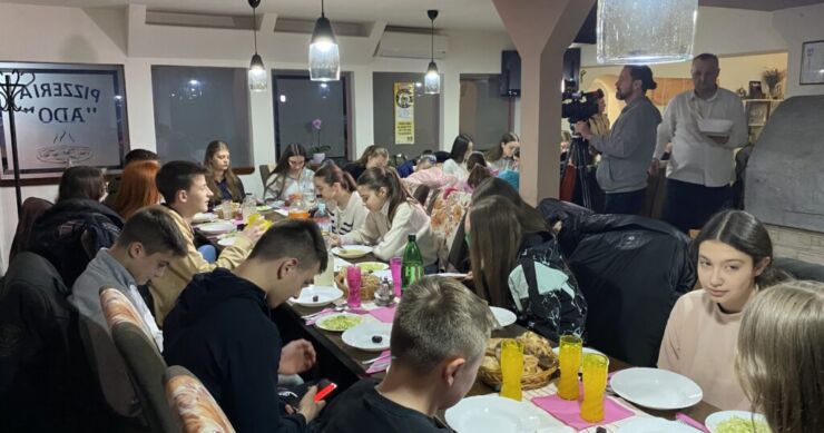 Bosanski Petrovac; Učenici različitih religija zajedno iftarili, a ranije obilježili Uskrs i Vaskrs