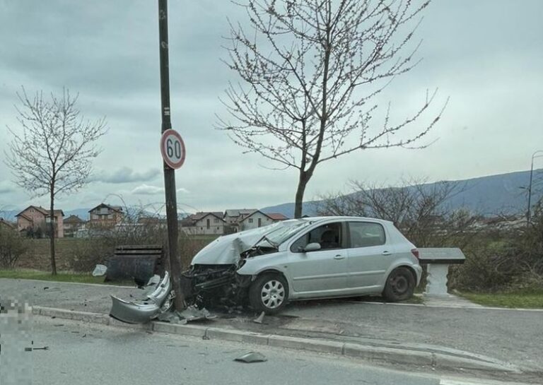 TEŠKA NESREĆA U BIH: Djevojka udarila u stub ulične rasvjete, teško povrijeđena