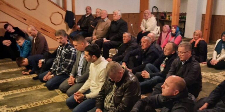 Emir Spahić iftario u džamiji u Gacku i družio se sa mještanima