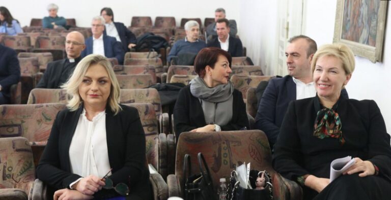 Dekanesa Medicinskog fakulteta: Sebija više ne predaje