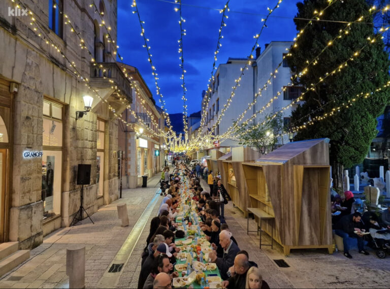 Čarobni prizori iz Mostara: 1.300 građana iftarilo uoči najodabranije noći u godini
