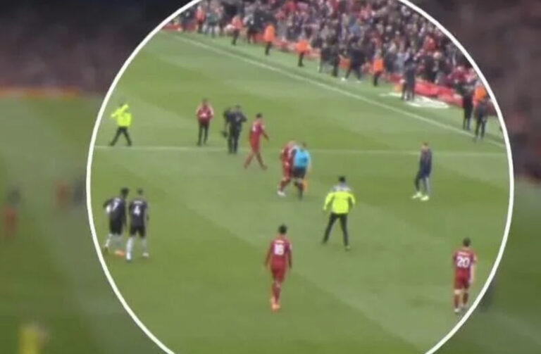 Sudija laktom udario igrača Liverpoola, bruje reakcije nakon poteza koji je šokirao javnost