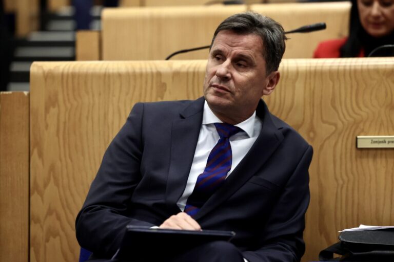 Novalić objavio fotografiju kada je bio dječak: Pisao i o penzijama