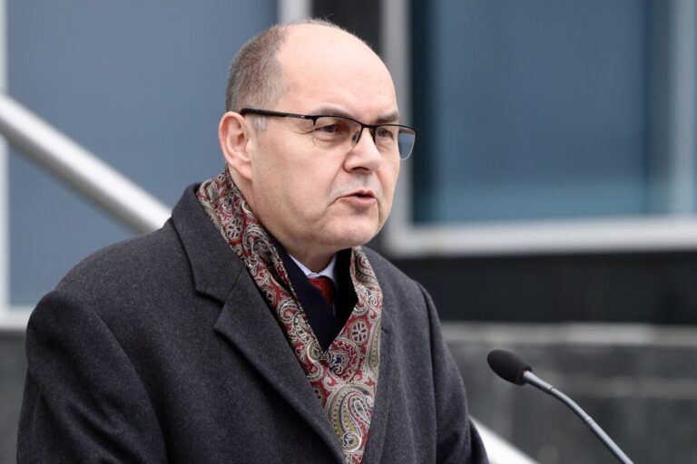 Drama u OHR-u: Nejasno da li je Schmidt do ponoći potpisao odluke