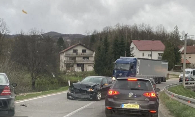 Nova teža nesreća u BiH: Sudarila se tri vozila, ima povrijeđenih