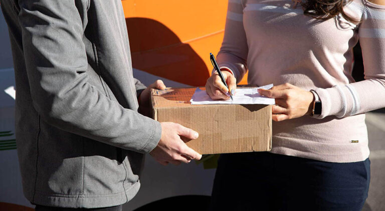 Kurir brze pošte optužen da je prisvojio više od 3.000 KM