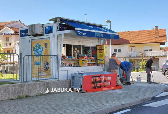 Na djevojčice pao frižider za piće koji se nalazio uz kiosk ispred osnovne škole u BiH