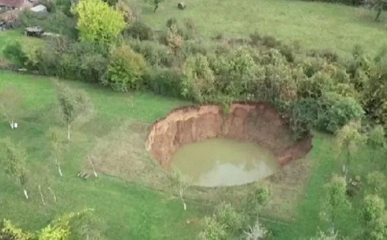 Otvorile se nove goleme rupe: Mještani zabrinuti, približavaju se kućama